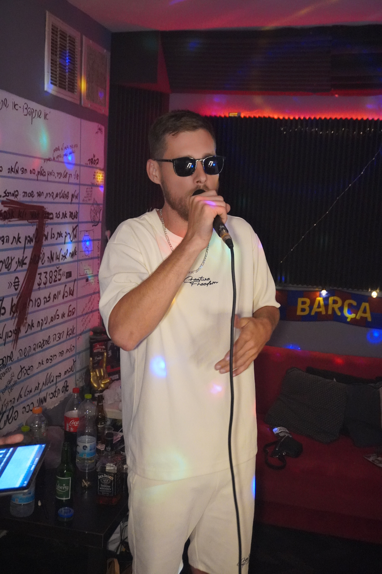 SevenStudio — אמן בהופעה