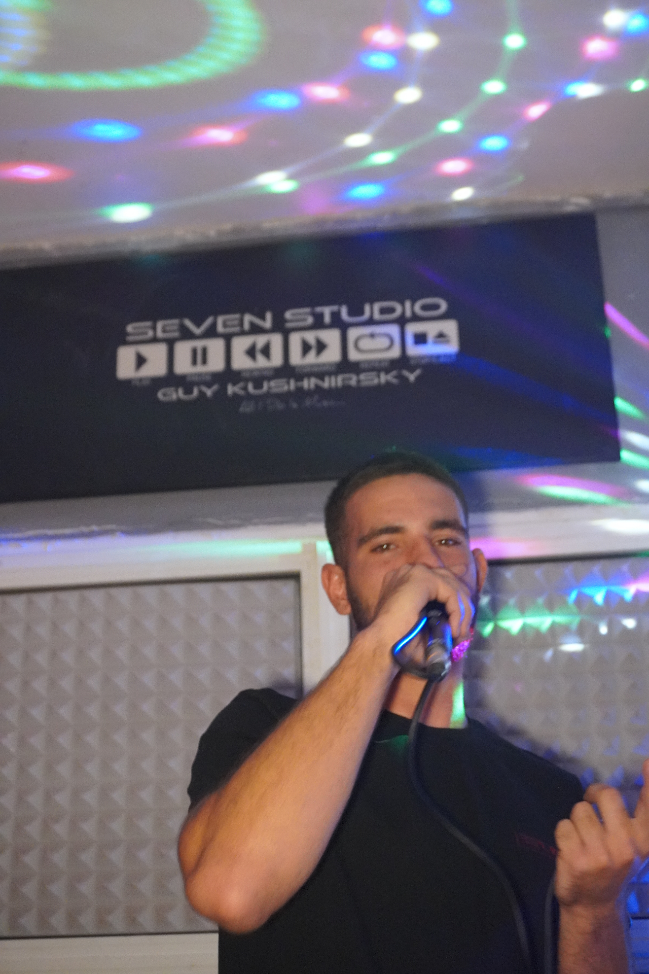 SevenStudio — על הבמה מול המסך