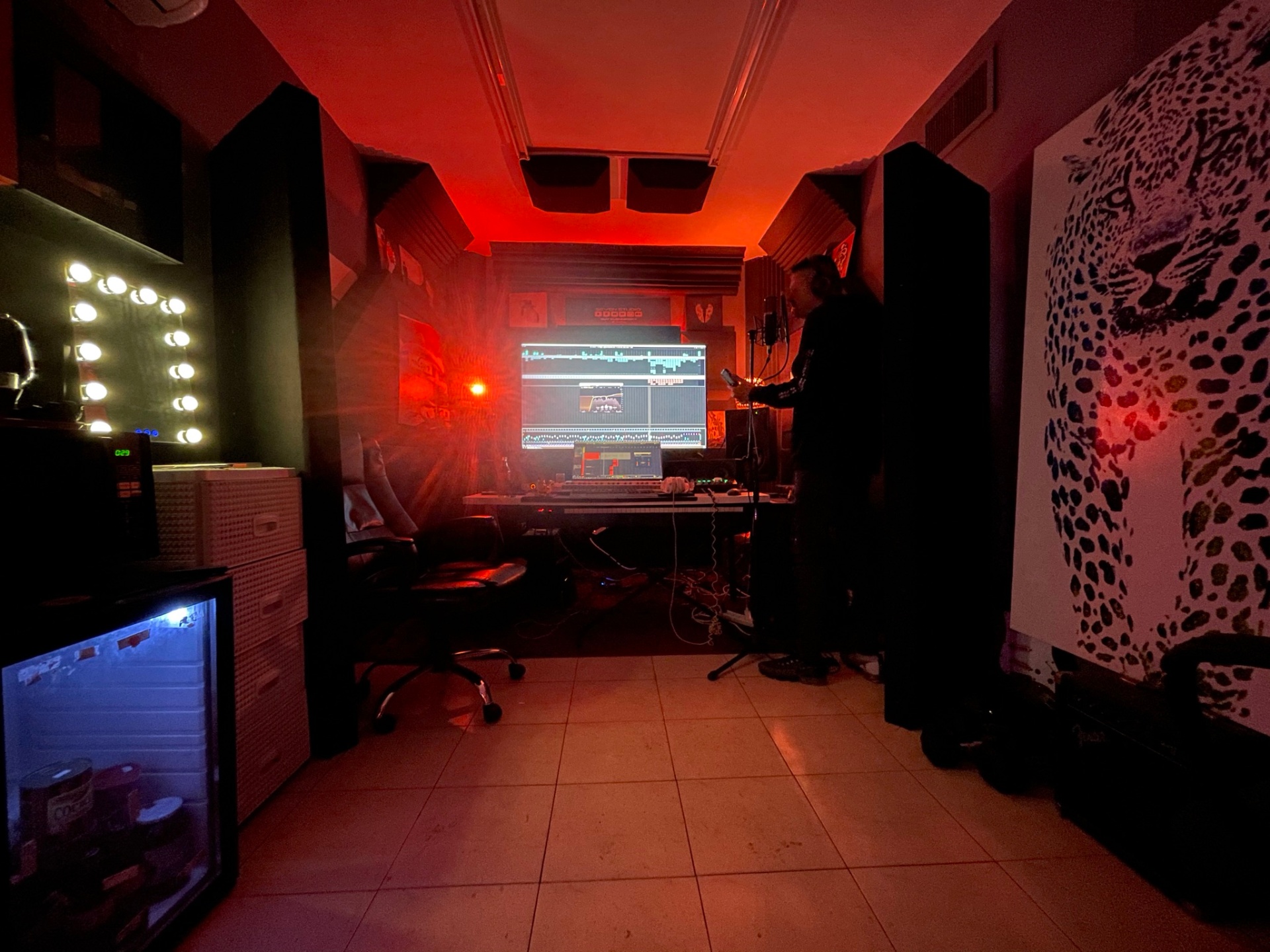 חלל SevenStudio בהרצל 68 בראשון לציון: עמדת ההפקה, הקלידים והטיפול האקוסטי